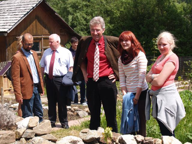 gruppenfoto2schulgarten