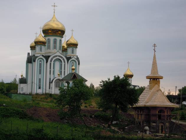 eine ukrainisch orthodoxe kirche hinter unserem hotel in mukatschewo